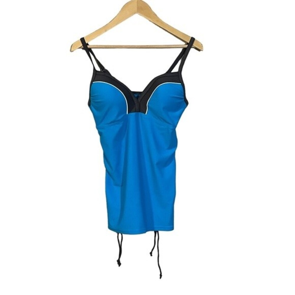 Free Country tankini top with tie sides and built in cups. Women’s size M
